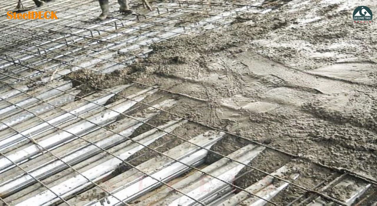 Use of steel and concrete as bonding for decking floors